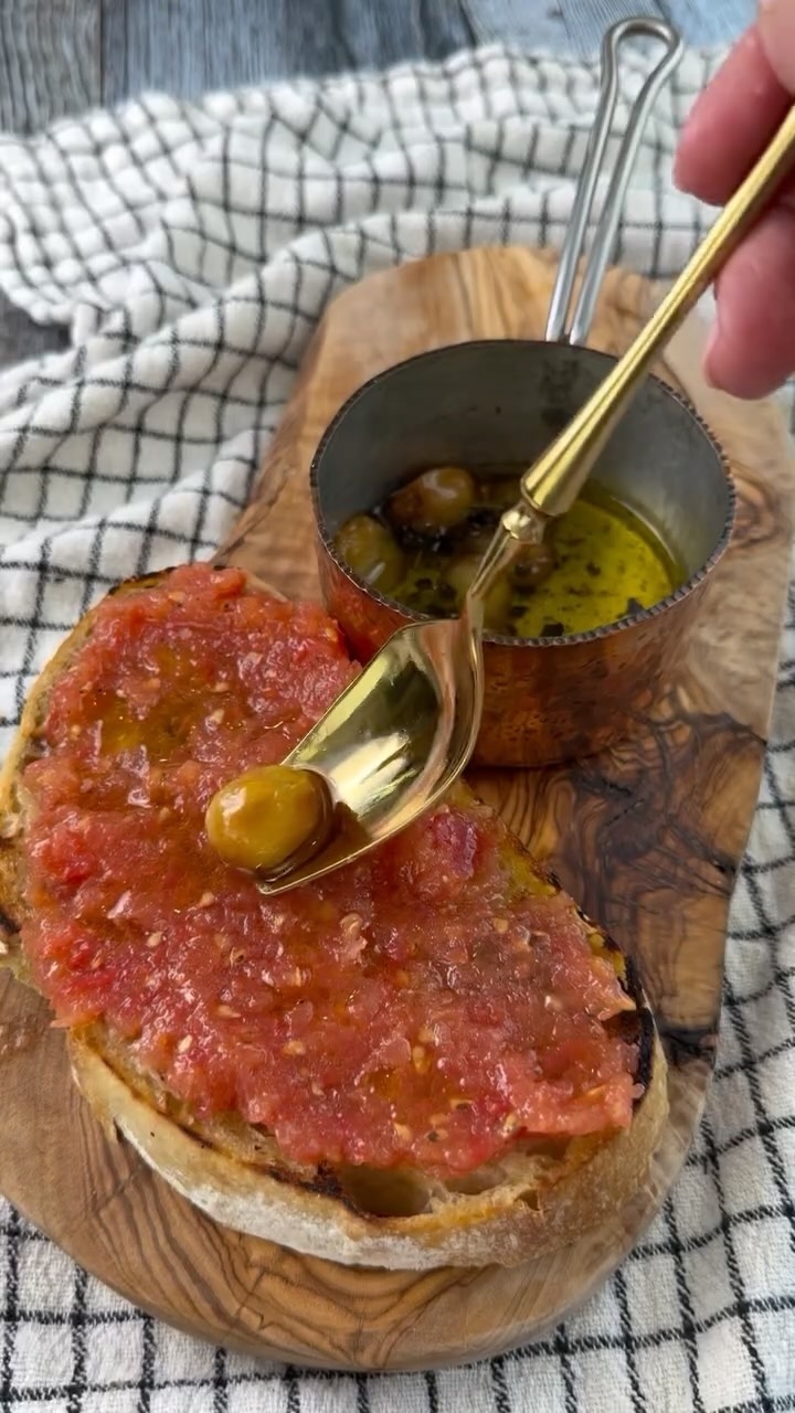Garlic Confit Pan con Tomate